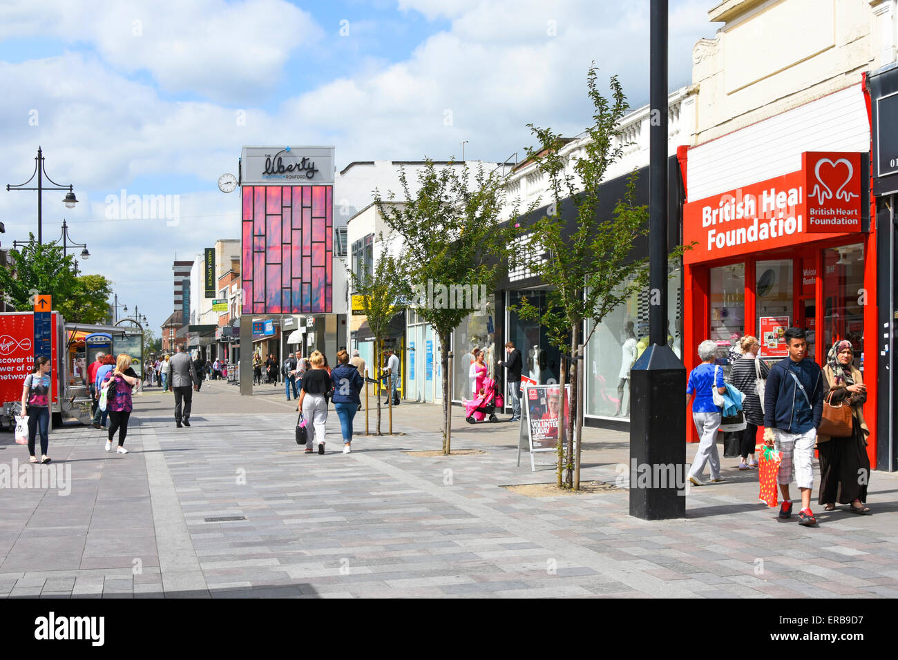 Area pedonale Romford town center shopping street, compresi segno per il Liberty Mall ingresso Foto Stock