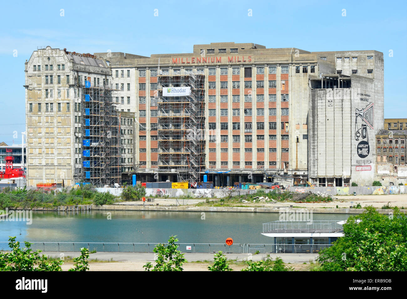 Millennium Mills ha abbandonato l'imprenditore edile Rhodar che lavora in una parte del sito di riqualificazione di Silvertown Quays East London Docklands Newham Inghilterra Regno Unito Foto Stock
