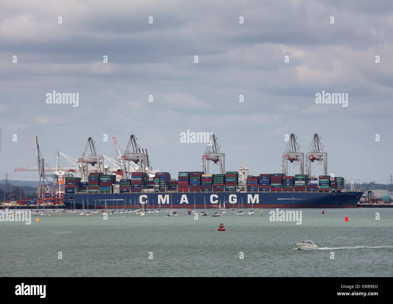 Nave portacontainer CMA CGM Amerigo Vespucci raffigurato in Southampton Docks contenitore porta Foto Stock