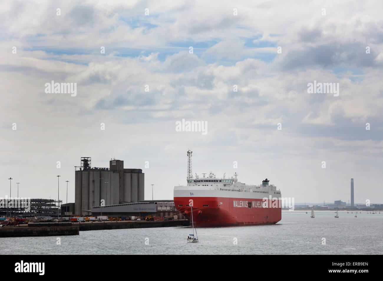 Testa di dock nel porto di Southampton e dock Foto Stock