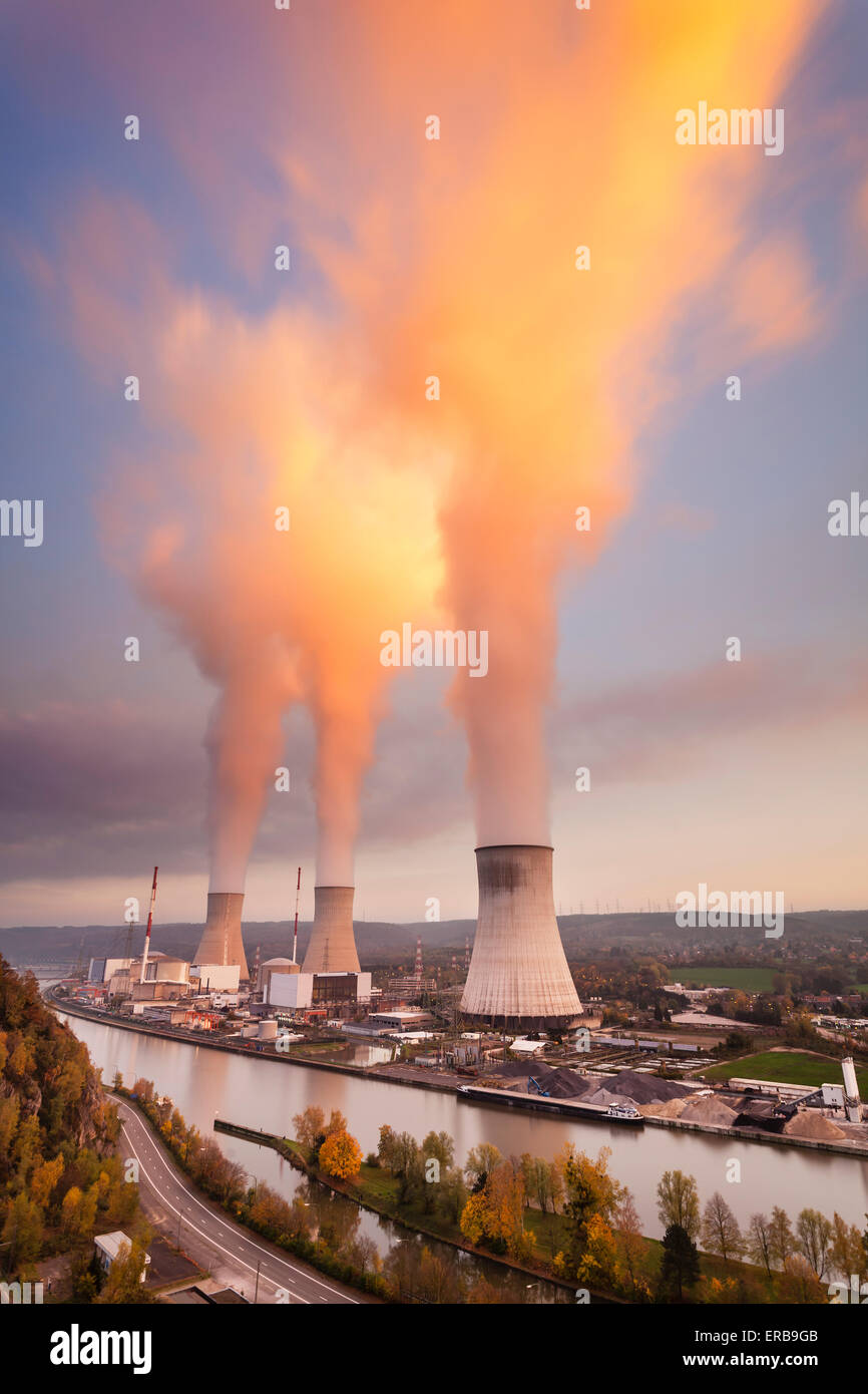 Una grande centrale nucleare da un fiume durante il tramonto Foto Stock