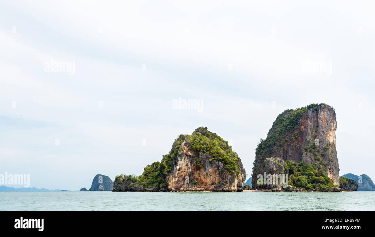 Bellissimo paesaggio del mare e del cielo in estate in Khao Tapu o isola di James Bond in Ao Phang Nga Bay National Park, Thailandia, 16:9 Wi Foto Stock