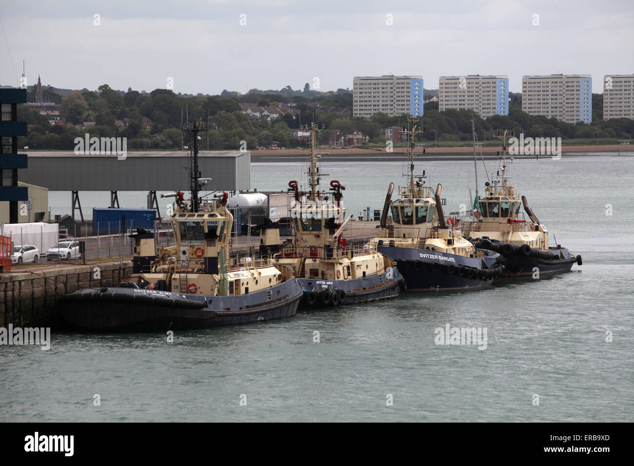 Tirare le barche attraccate al Dock testa in Southampton Docks Foto Stock