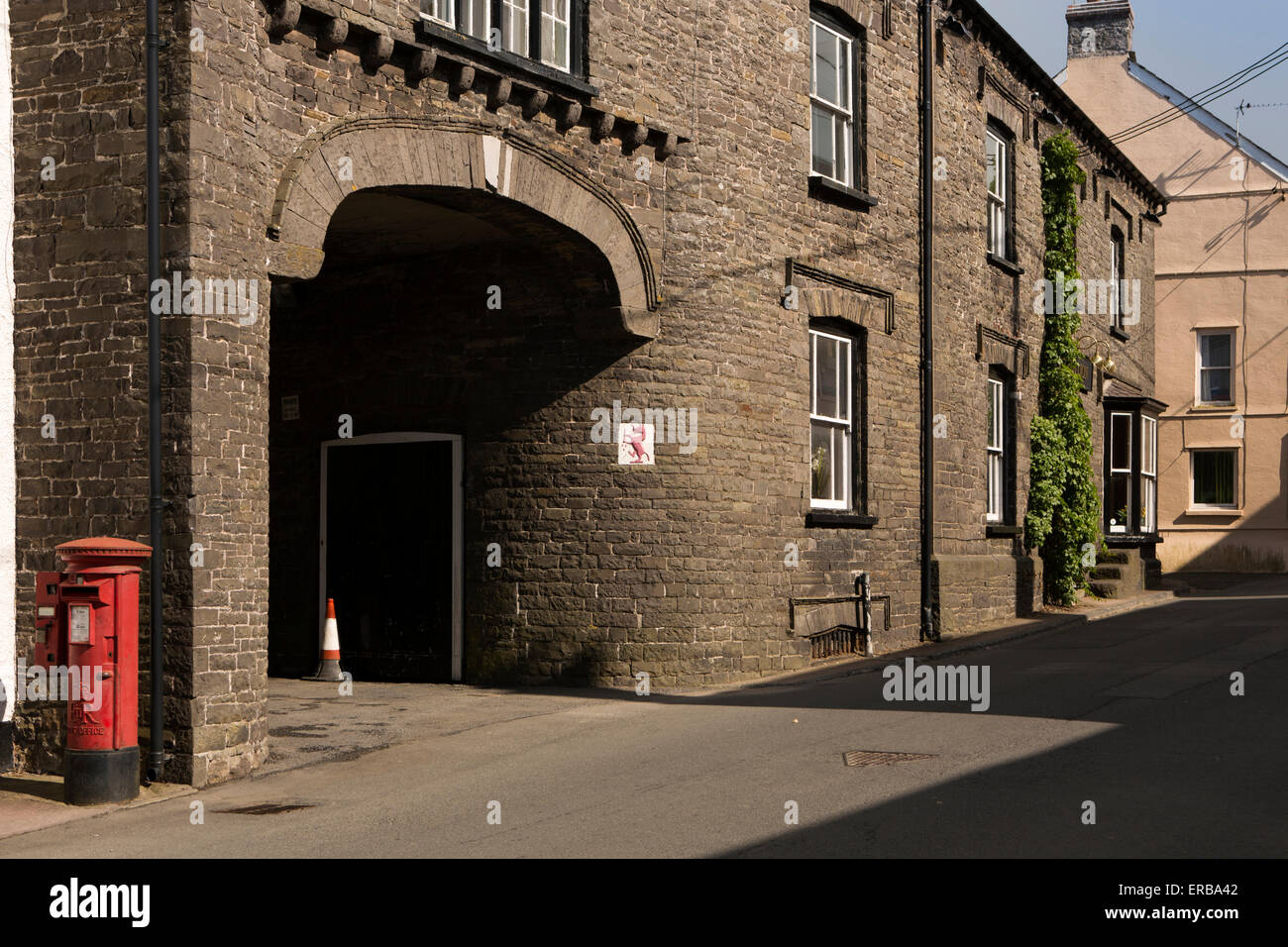 Il Galles, Carmarthenshire, Llangadog, Church Street, arcata al cantiere di ex Red Lion Inn Foto Stock