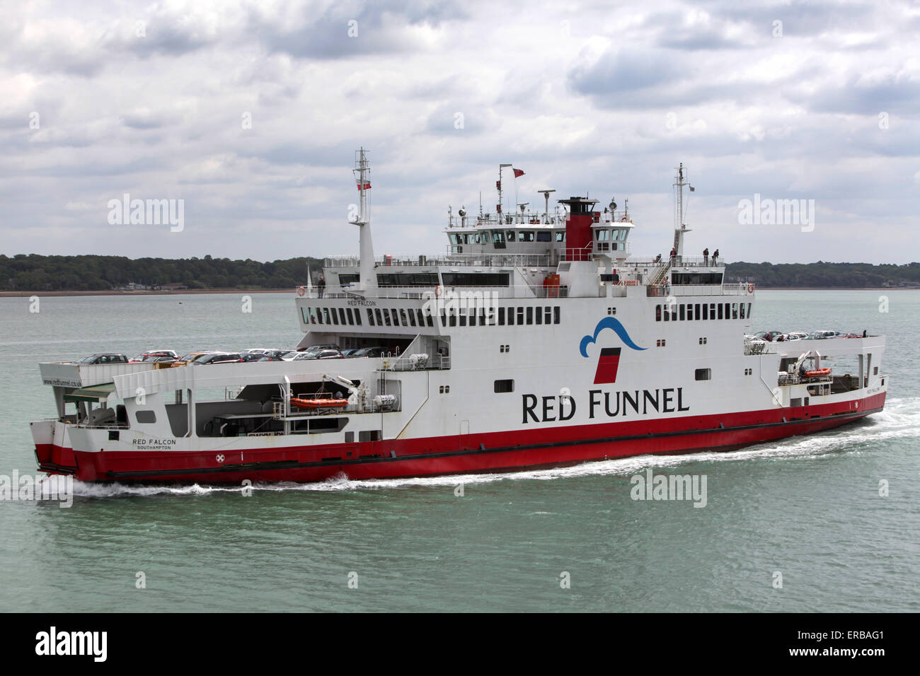 Red Funnel Red Falcon vela giù acqua di Southampton con Southampton Docks in background Foto Stock