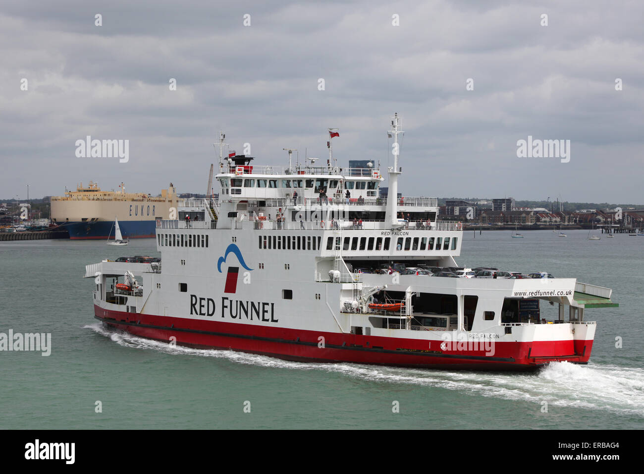 Red Funnel Red Falcon vela giù acqua di Southampton con Southampton Docks in background Foto Stock