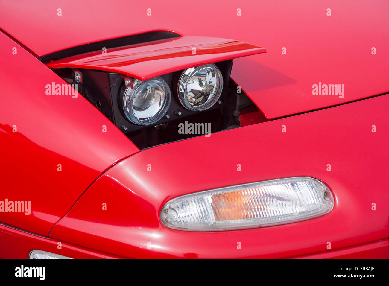 Primo piano della luce dell'auto sportiva Mazda MX-5 rossa Foto Stock