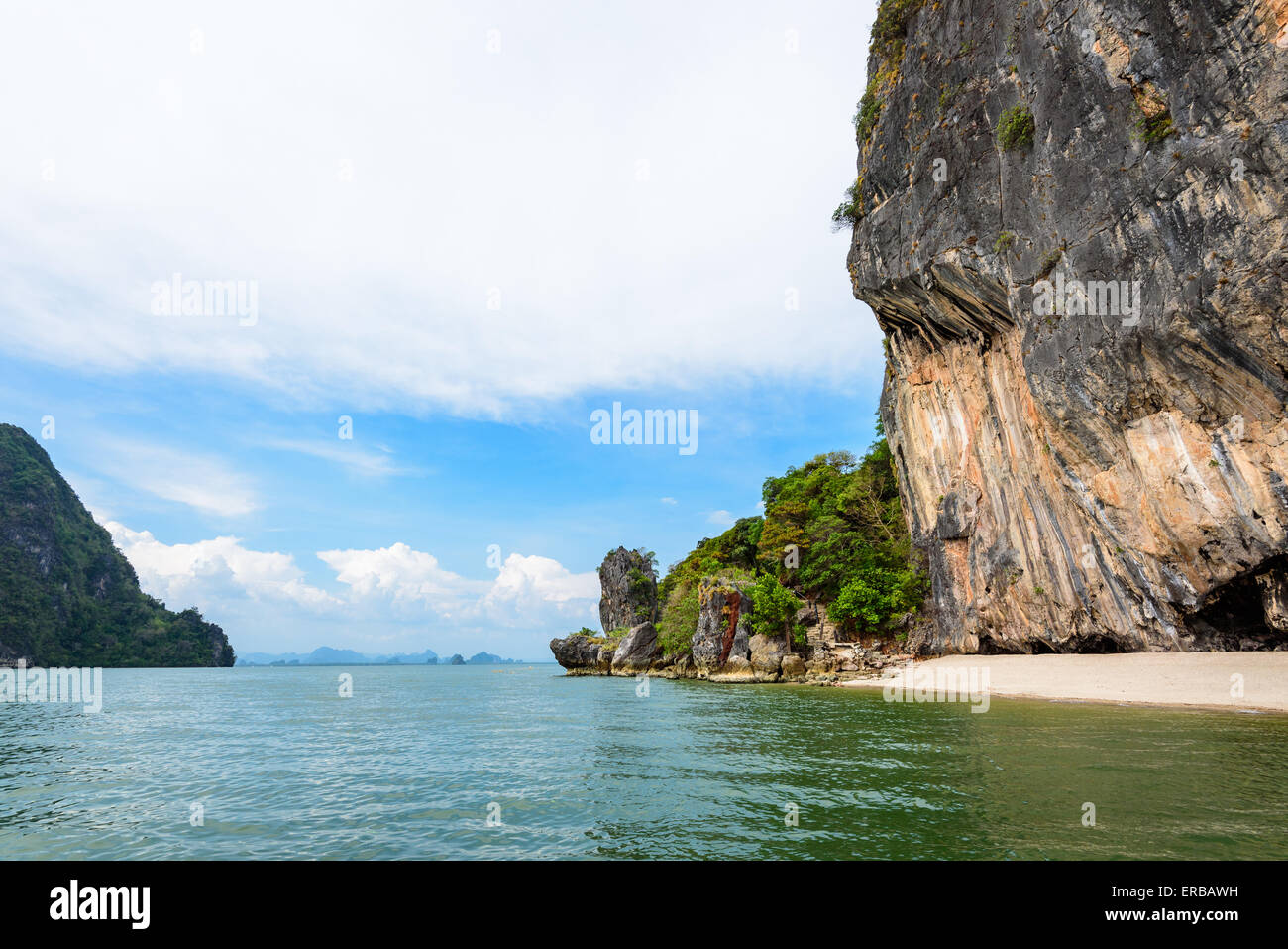 Bellissimo paesaggio del mare e del cielo sbarco sulla spiaggia per barche di viaggiare a Khao Tapu o isola di James Bond in Ao Phang Nga Bay National Foto Stock