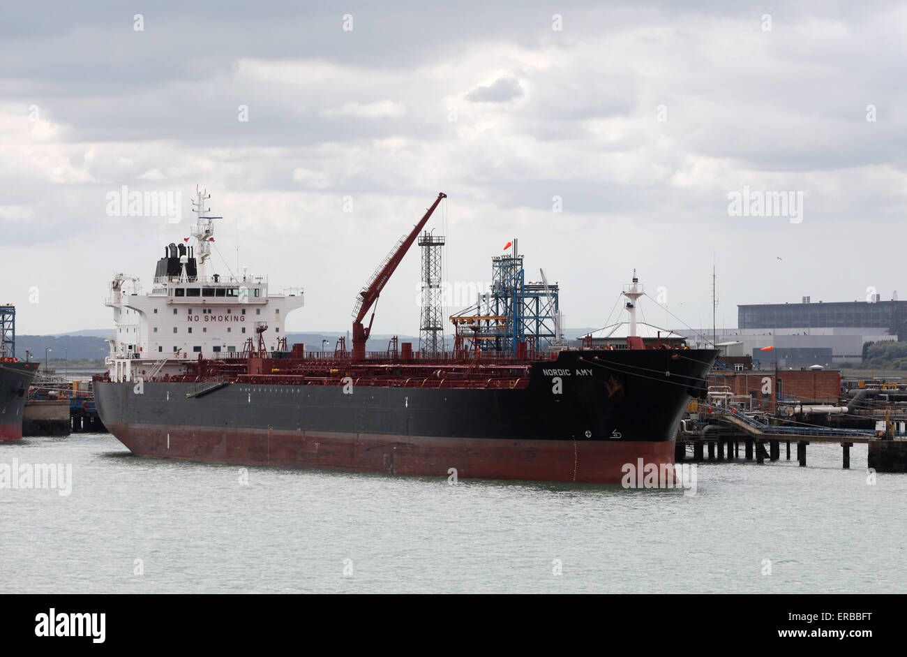 Nordic Amy petroliera nave raffigurato sulla raffineria di Fawley vicino a Southampton Regno Unito Foto Stock