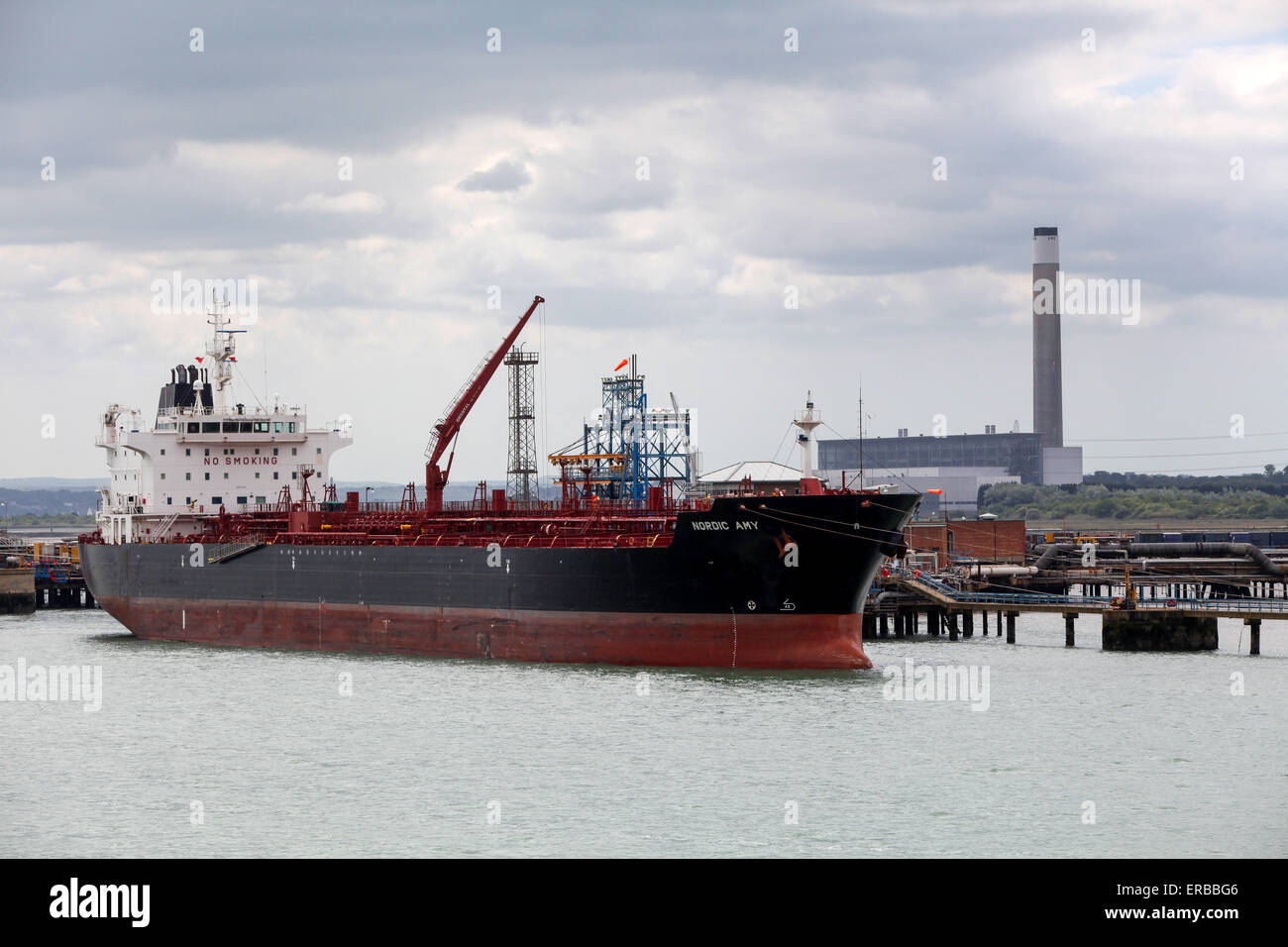Nordic Amy petroliera nave raffigurato sulla raffineria di Fawley vicino a Southampton Regno Unito Foto Stock