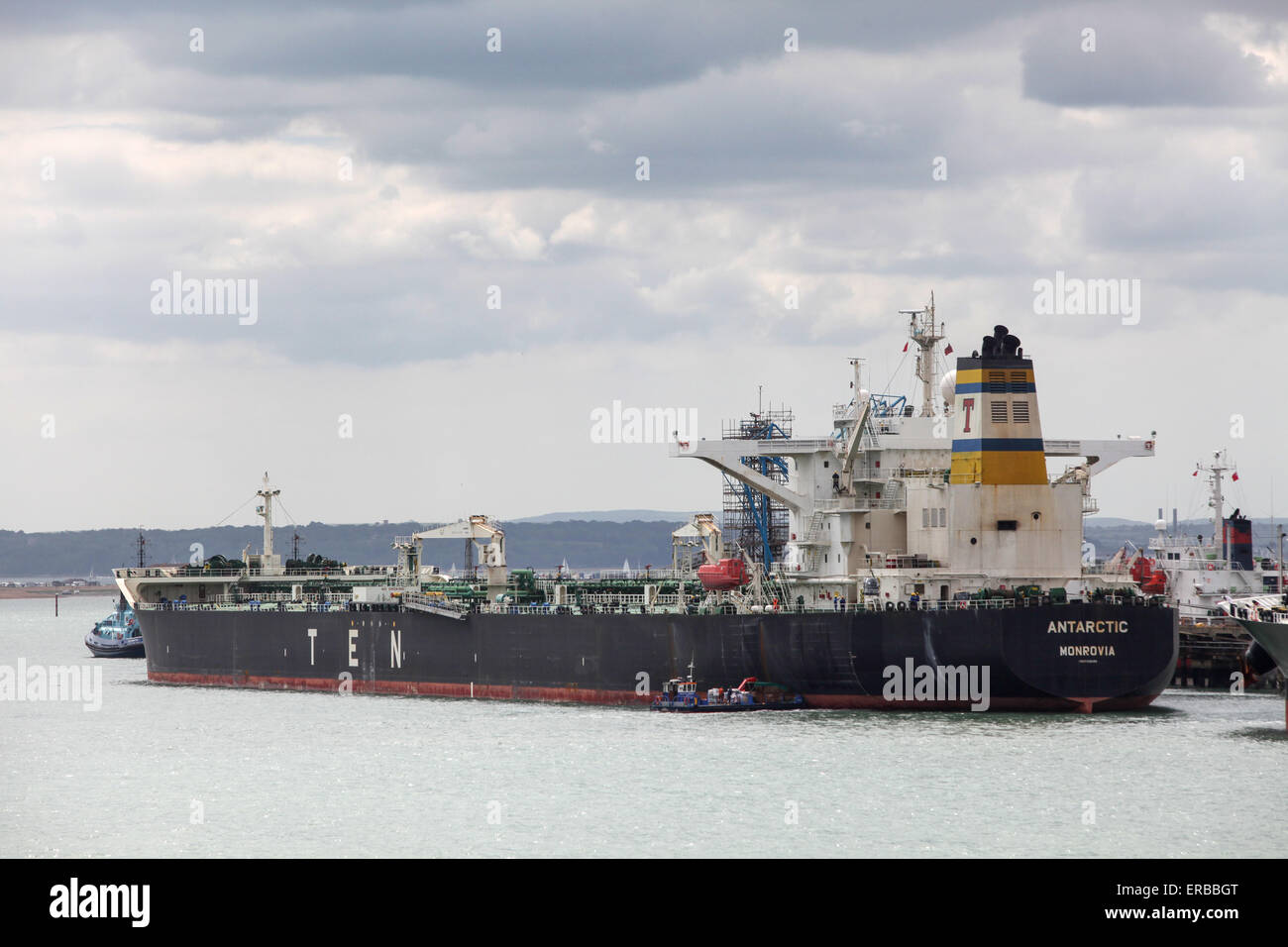 Antartico petroliera nave raffigurato sulla raffineria di Fawley vicino a Southampton Regno Unito Foto Stock