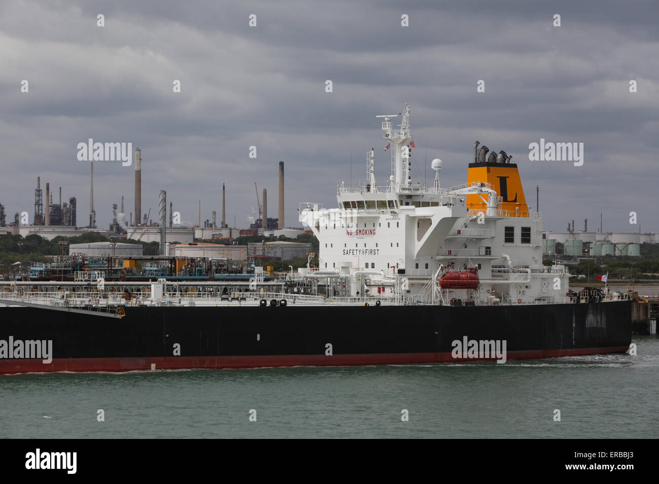 Il capitano John petroliera nave raffigurato sulla raffineria di Fawley vicino a Southampton Regno Unito Foto Stock