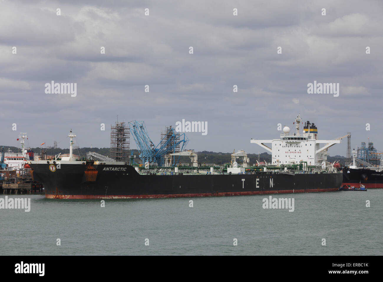 Antartico petroliera nave raffigurato sulla raffineria di Fawley vicino a Southampton Regno Unito Foto Stock