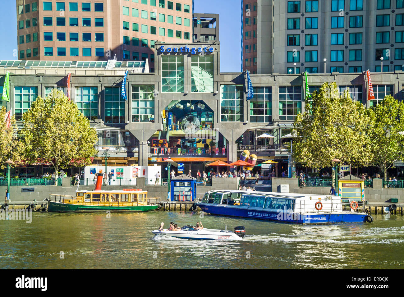 Scena colorati di crociere fluviali e di traghetto sul Fiume Yarra, Southgate complesso shopping Southbank Melbourne Foto Stock