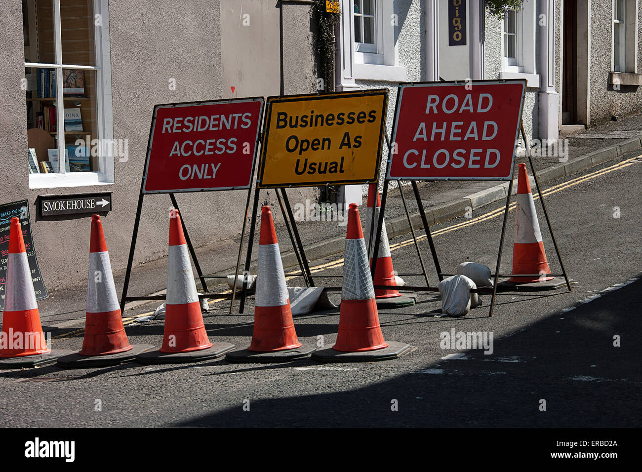 Cartelli di avvertimento per gli utenti della strada.UK Foto Stock