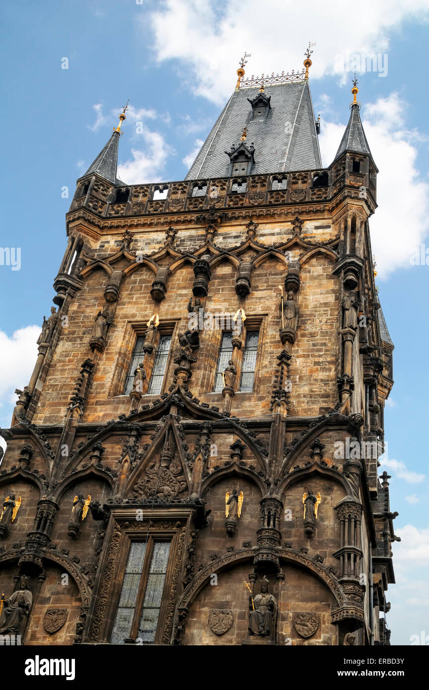 Il Praga Torre della Polvere è un alta torre gotica a Praga Foto Stock