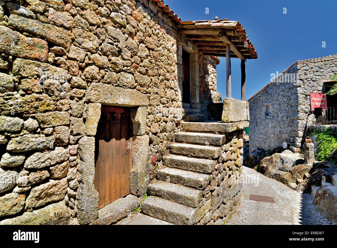 Portogallo: tipica casa di pietra in villaggio storico di Monsanto Foto Stock