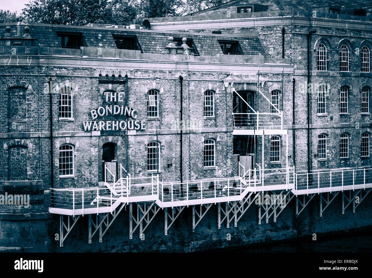 L'incollaggio magazzino edificio visto dal Skeldergate ponte sul fiume Ouse, York, Inghilterra, Regno Unito. Iconico edificio. Foto Stock