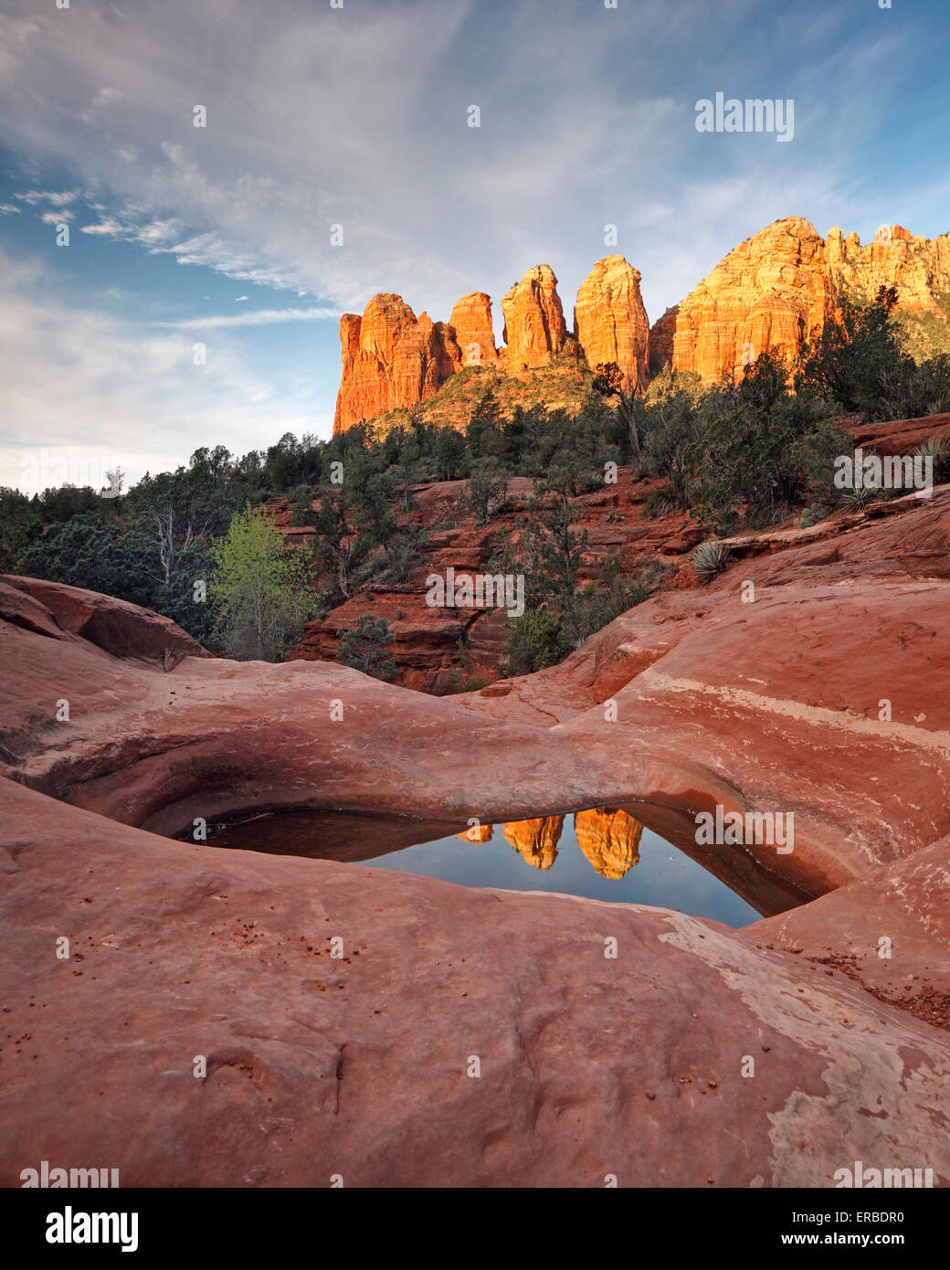 Caffettiera Rock riflessa nei sette piscine sacra a Sedona, in Arizona Foto Stock