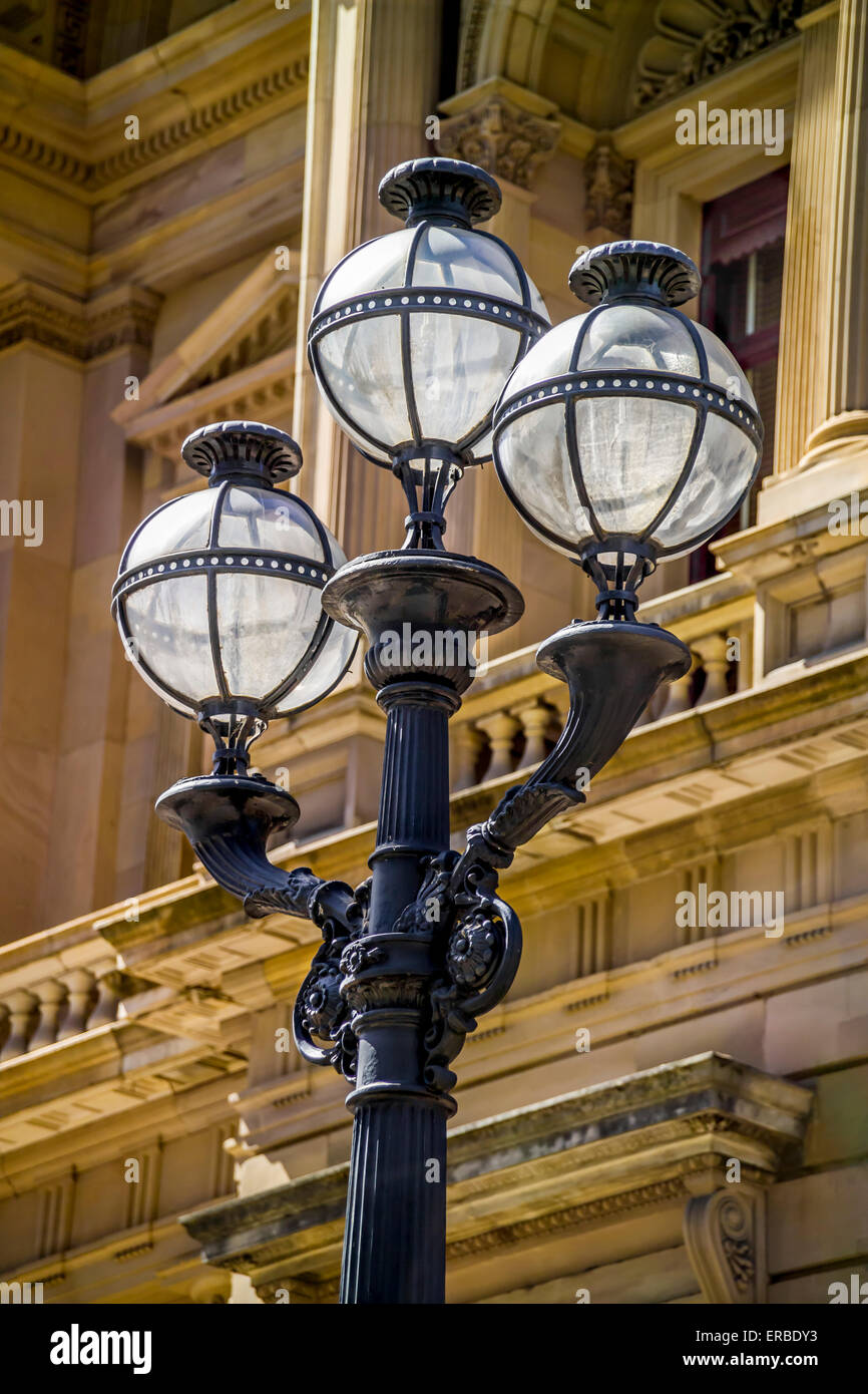 Xix secolo lampade stradali al di fuori del vecchio edificio del tesoro, molla St Melbourne, Australia Foto Stock