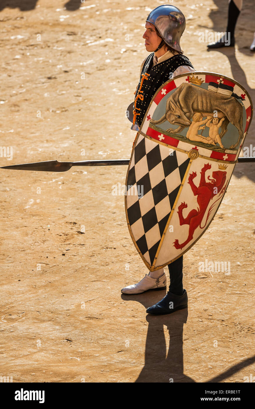 Corteo in costumi storici, cavalieri in armatura con i caschi, il Palio di Siena Siena, Toscana, Italia Foto Stock