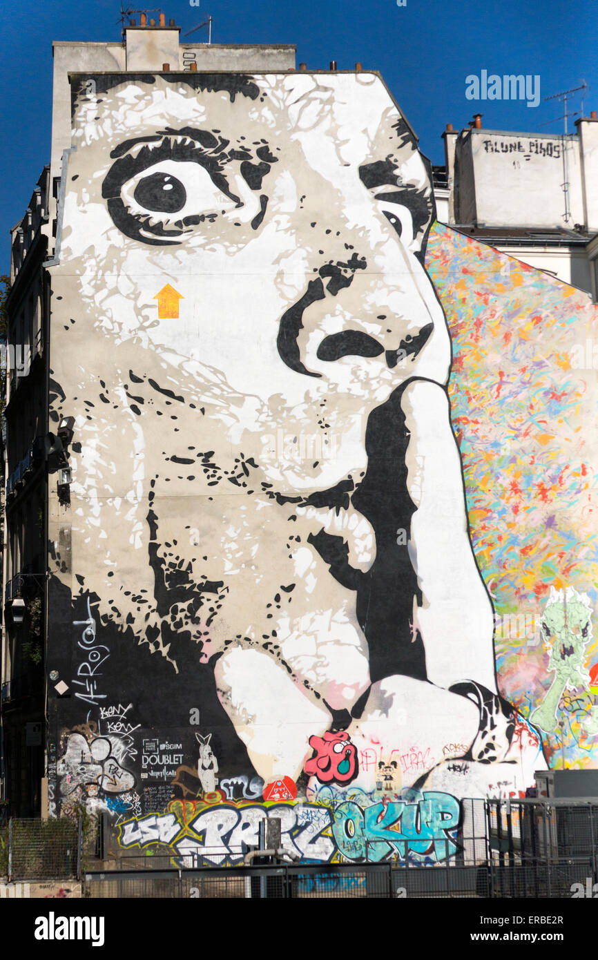 Un enorme murale intitolato "Chuuuttt!!!!!" (Silenzio), a Parigi, Francia, dal francese Graffiti artist Jef Aérosol in Place Igor Stravinsky Foto Stock