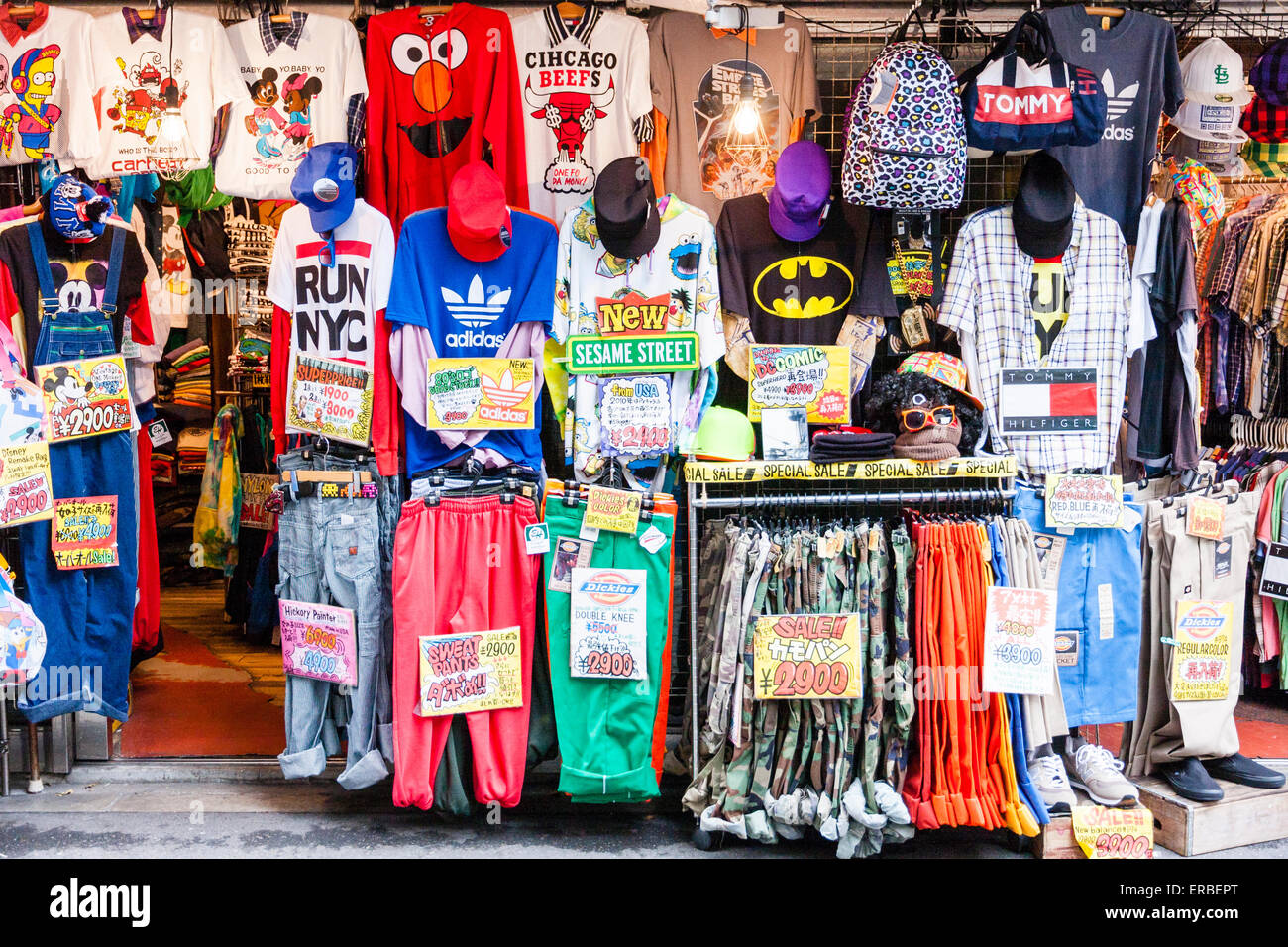 Boutique in America-mura a Osaka, vendita di t-shirt e abbigliamento casual  da adolescenza con un accento americano. Indumenti su scaffali e appesi  all'esterno del magazzino Foto stock - Alamy