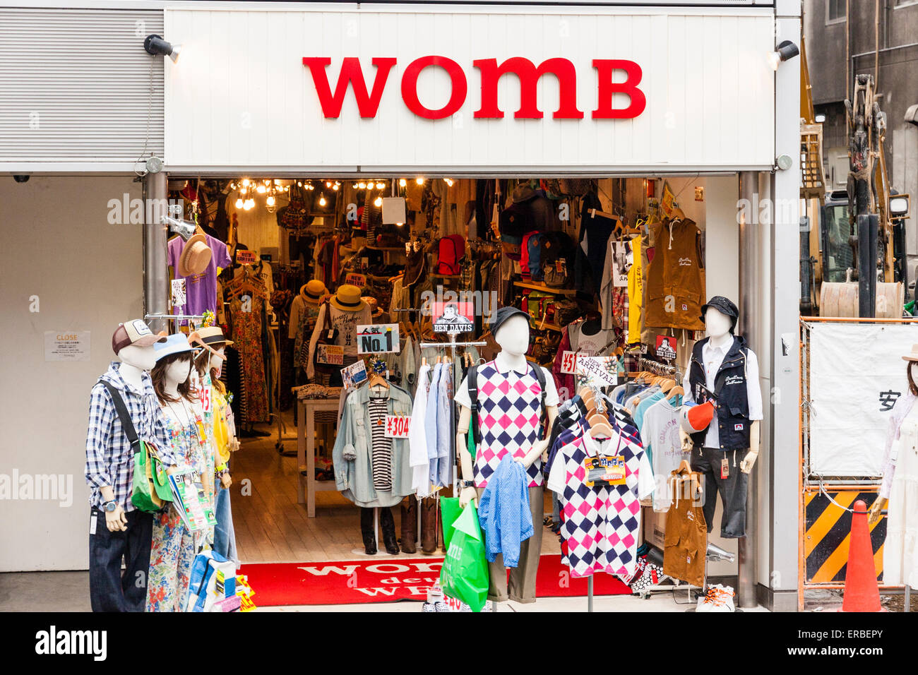 Giappone, Osaka, America-Mura. 'Womb', una boutique di abbigliamento per adolescenti alla moda, con esposizioni di abbigliamento fuori dal fronte aperto del negozio. Foto Stock