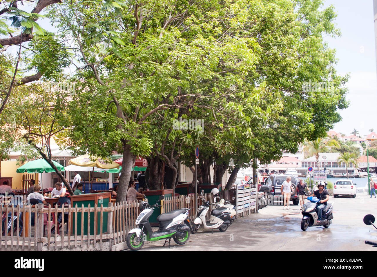 I turisti passano dal famoso burger bar, Le Select, lungo la Rue de la Francia in Gustavia, St. Barts Foto Stock