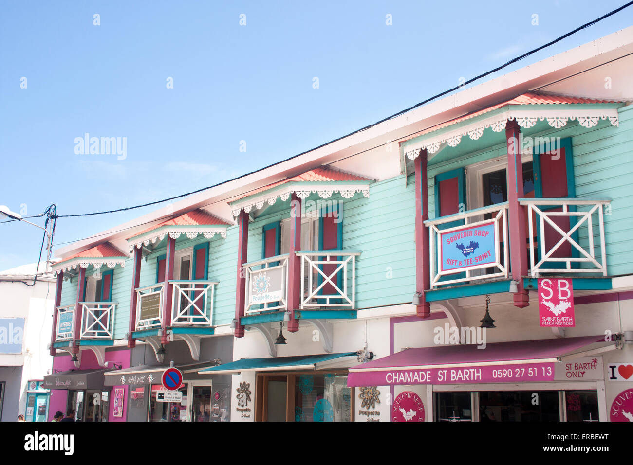 Negozi colorati che fiancheggiano le strade di Gustavia, St. Barts Foto Stock