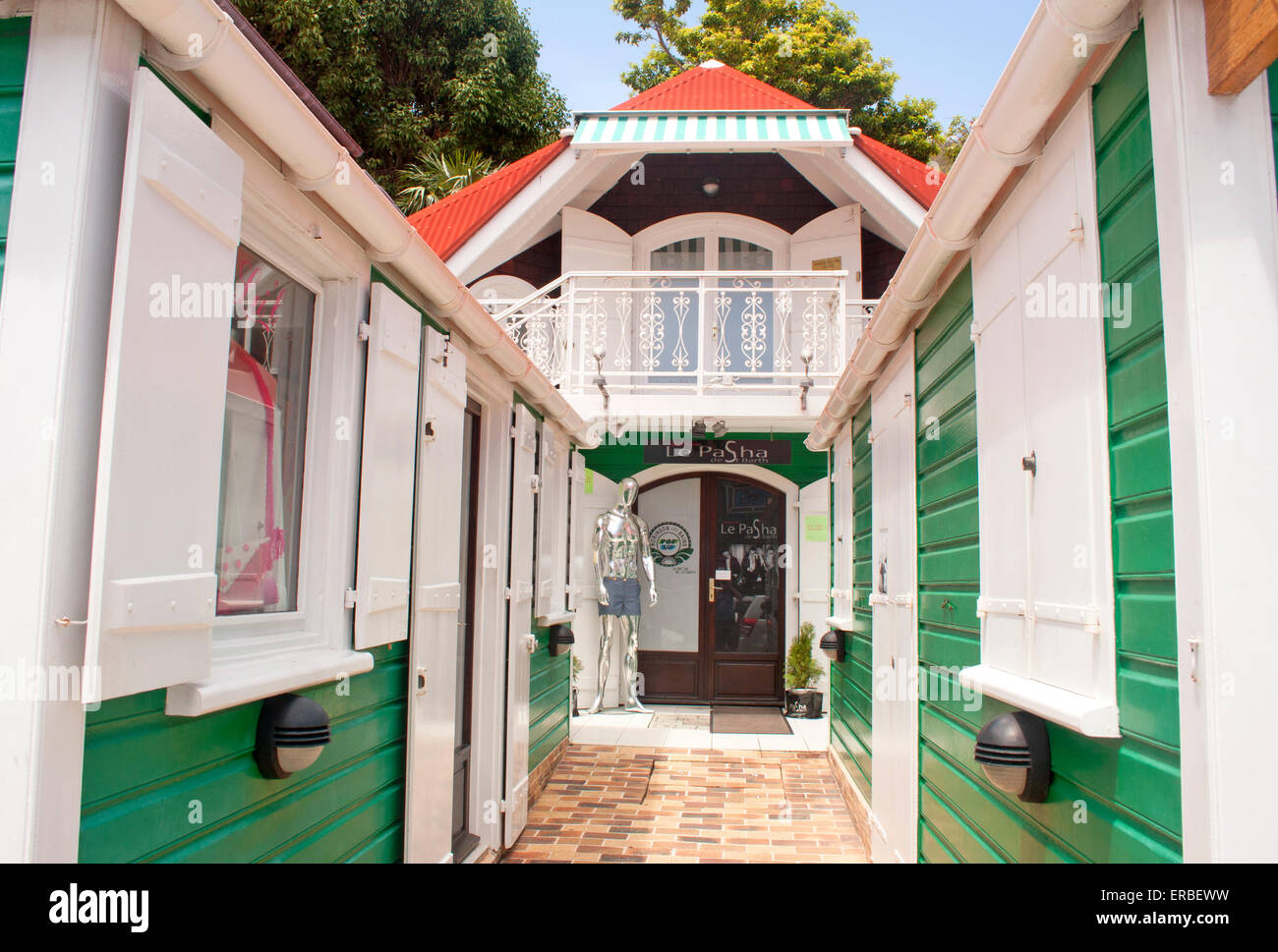 Negozi colorati che fiancheggiano le strade di Gustavia, St. Barts Foto Stock