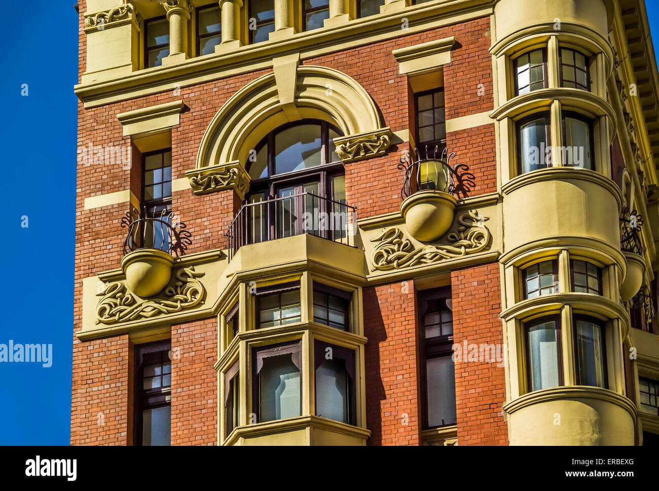 Close up fotografia di tipica architettura vittoriana in Elizabeth Street, Melbourne, Australia Foto Stock