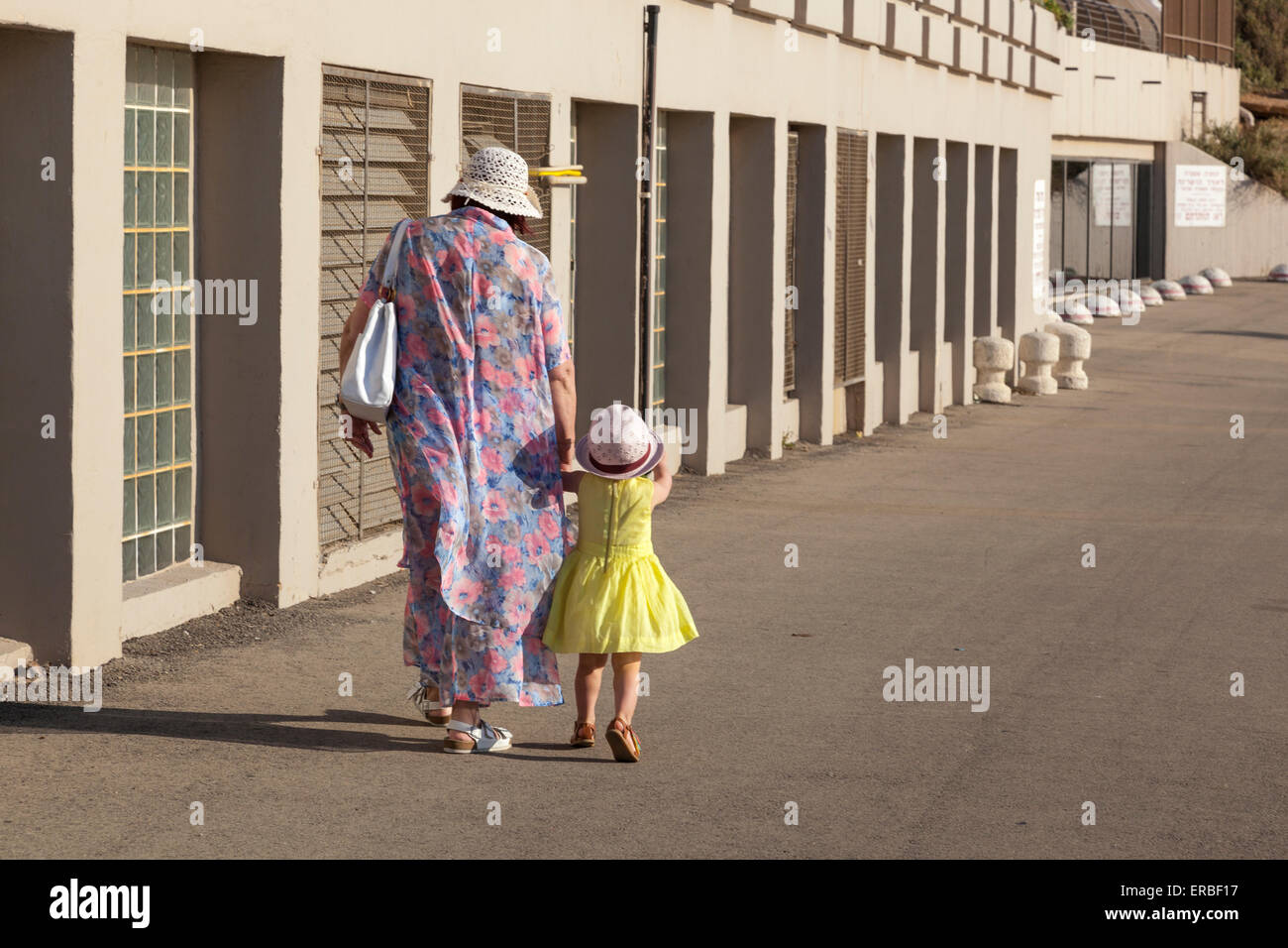 Una nonna cammina con il suo nipote Foto Stock