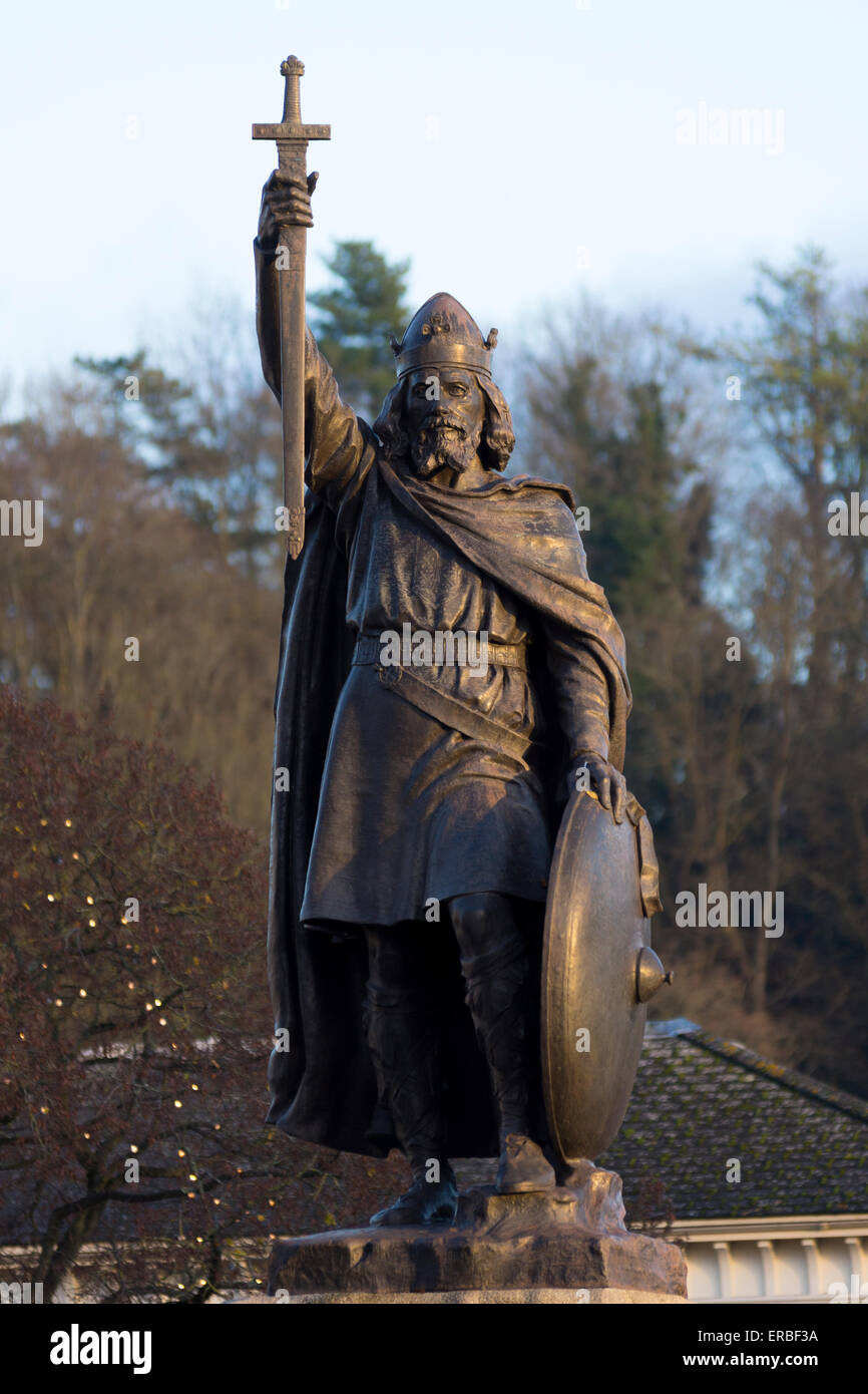 Statua di Hamo Thornycroft di Re Alfred il Grande a Winchester al tramonto, Hampshire, Inghilterra Foto Stock