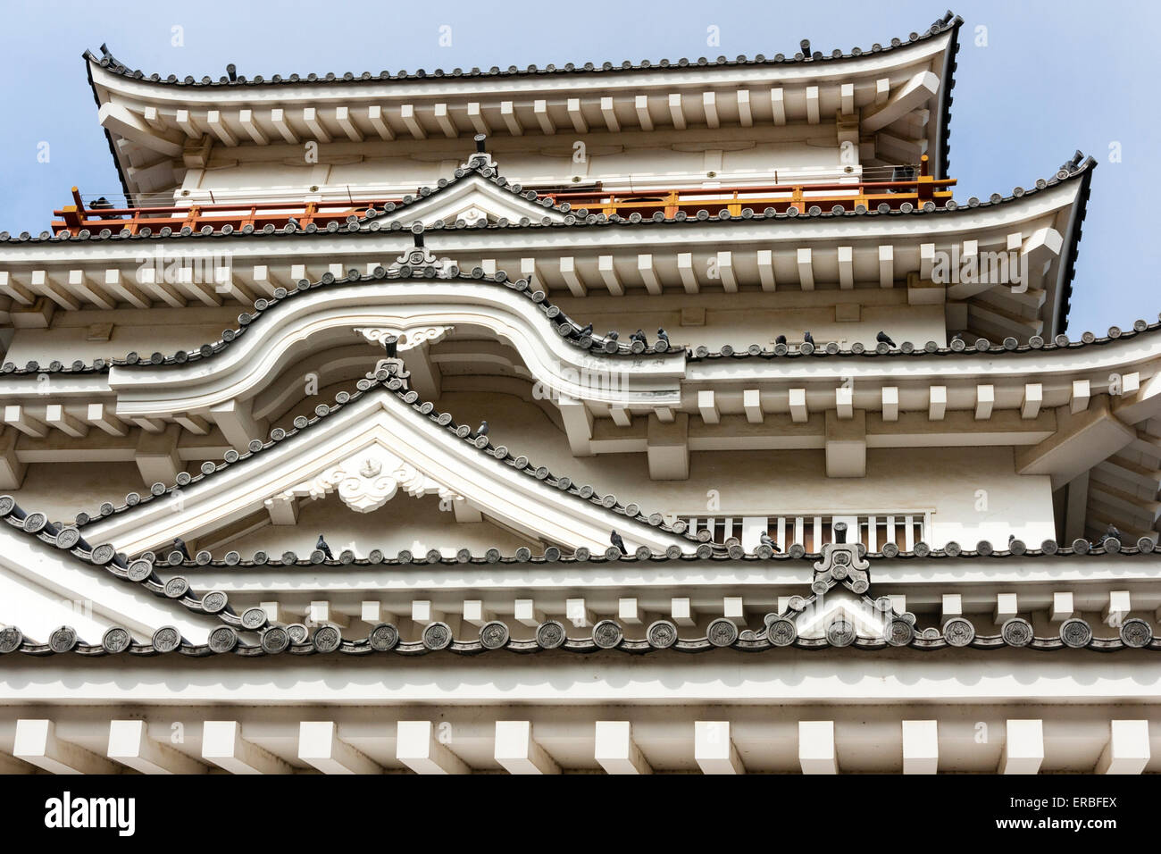 Stalla in stile Botogata, tenshu, del castello di Fukuyama in Giappone. Vista ad angolo basso che guarda su scuderie di stile Irimoyahafu e karahafu su piani diversi. Foto Stock
