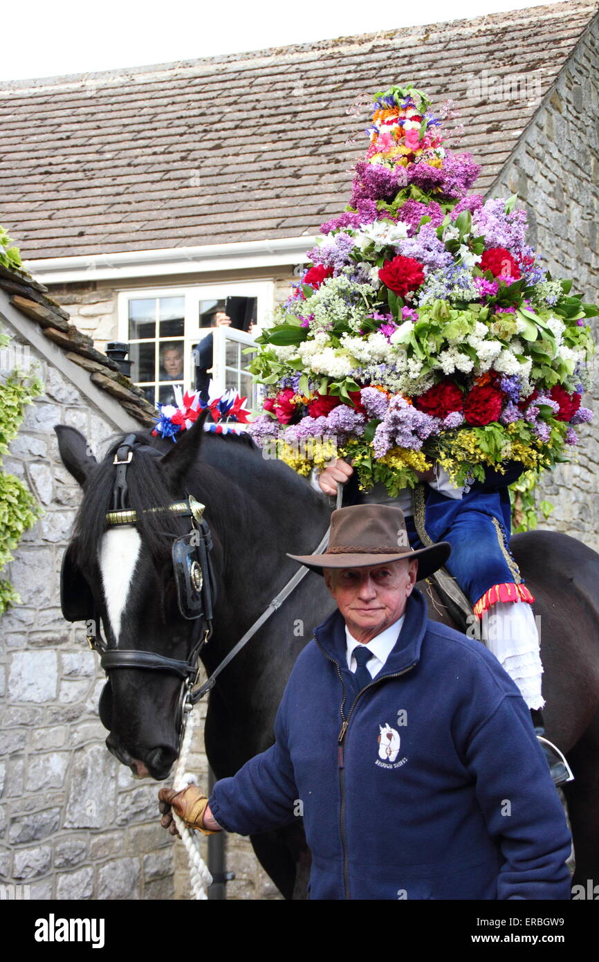 Indossa un copricapo floreale, la ghirlanda re attraverso processi di Castleton in Peak District nella celebrazione della quercia giorno Apple UK Foto Stock