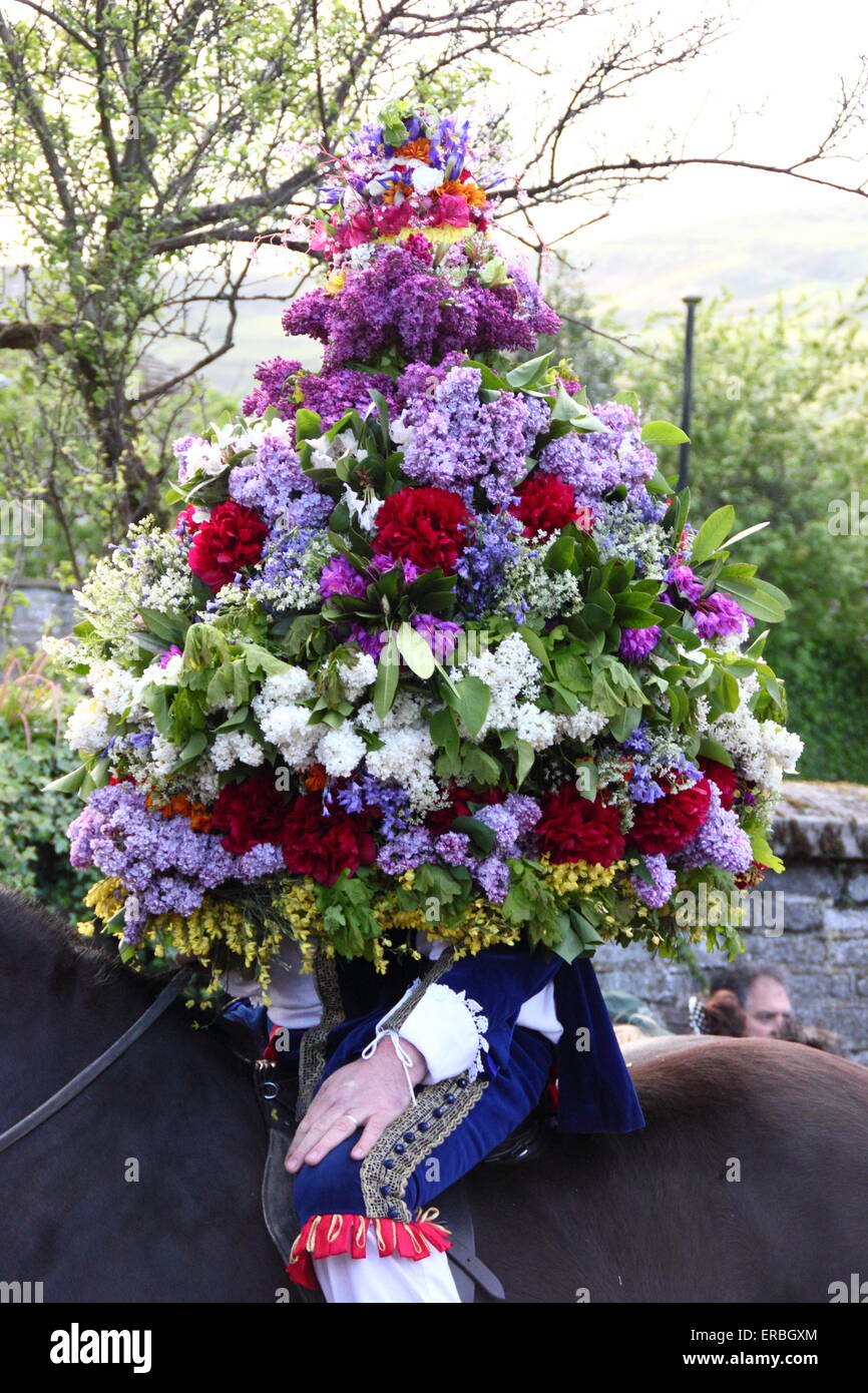 Indossa un copricapo floreale, la ghirlanda re attraverso processi di Castleton in Peak District nella celebrazione della quercia giorno Apple UK Foto Stock