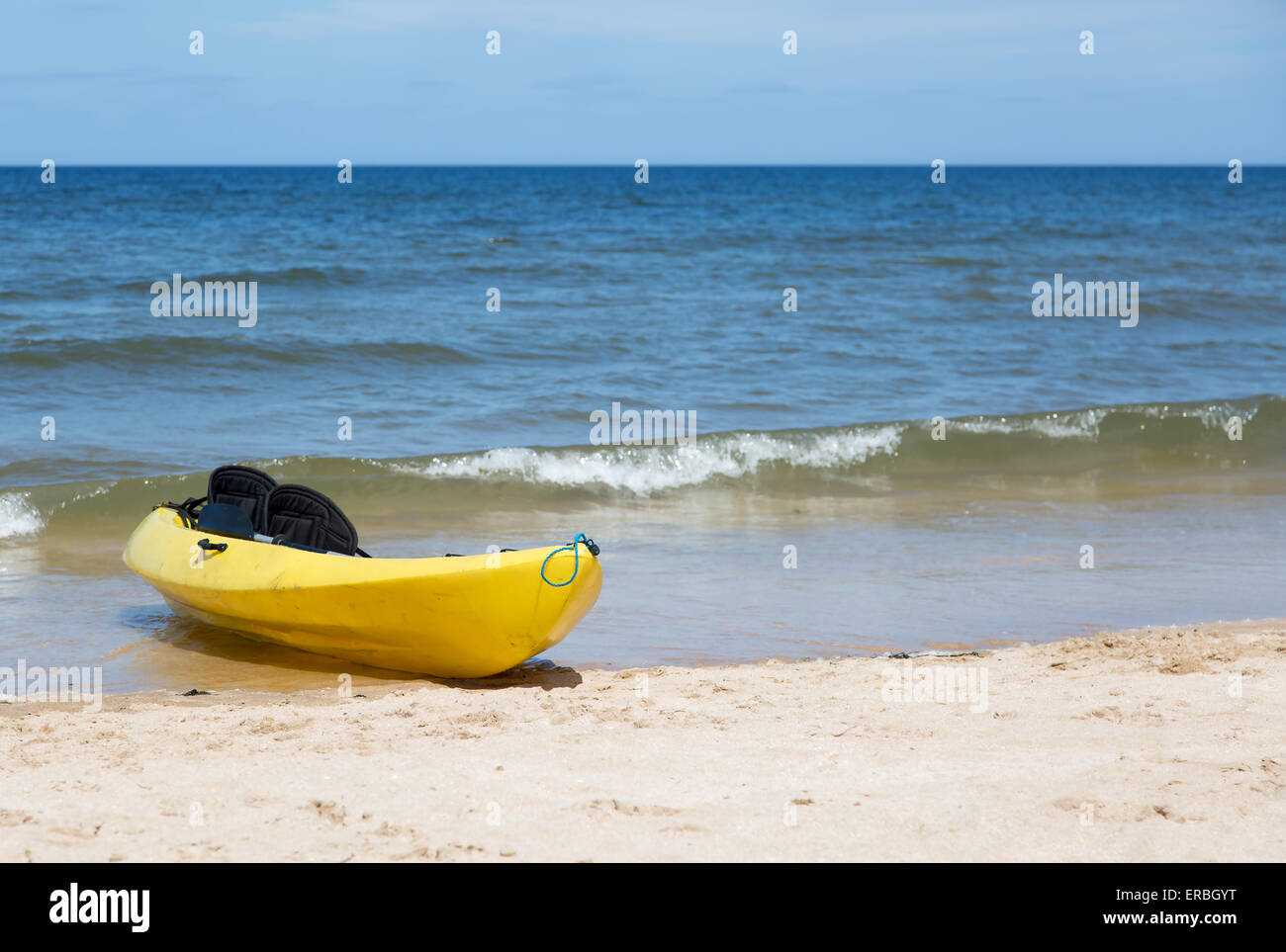 Giallo due seat kayak su di una spiaggia di sabbia Foto Stock