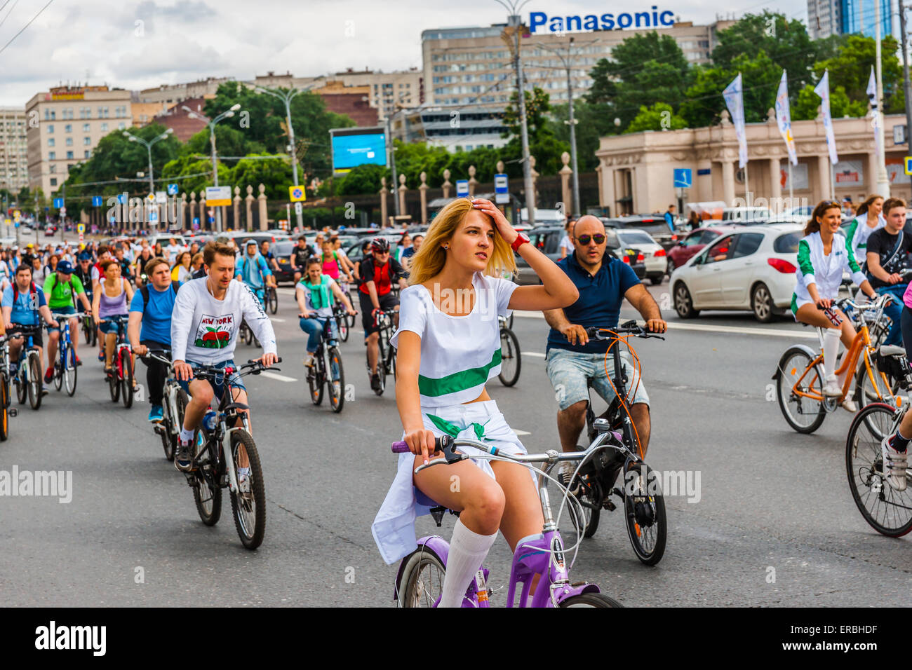 Mosca, Russia, domenica 31 maggio, 2015. Quinto annuale Mosca Bike Parade. La parata è stata organizzata dalla Let's Bike! Progetto per promuovere lo sviluppo della bicicletta per le infrastrutture e la sicurezza stradale in città. Ciò che un lungo cammino! Credito: Alex Immagini/Alamy Live News Foto Stock