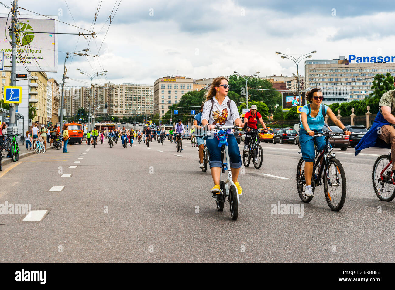 Mosca, Russia, domenica 31 maggio, 2015. Quinto annuale Mosca Bike Parade. La parata è stata organizzata dalla Let's Bike! Progetto per promuovere lo sviluppo della bicicletta per le infrastrutture e la sicurezza stradale in città. Chip'n'Dale. Credito: Alex Immagini/Alamy Live News Foto Stock