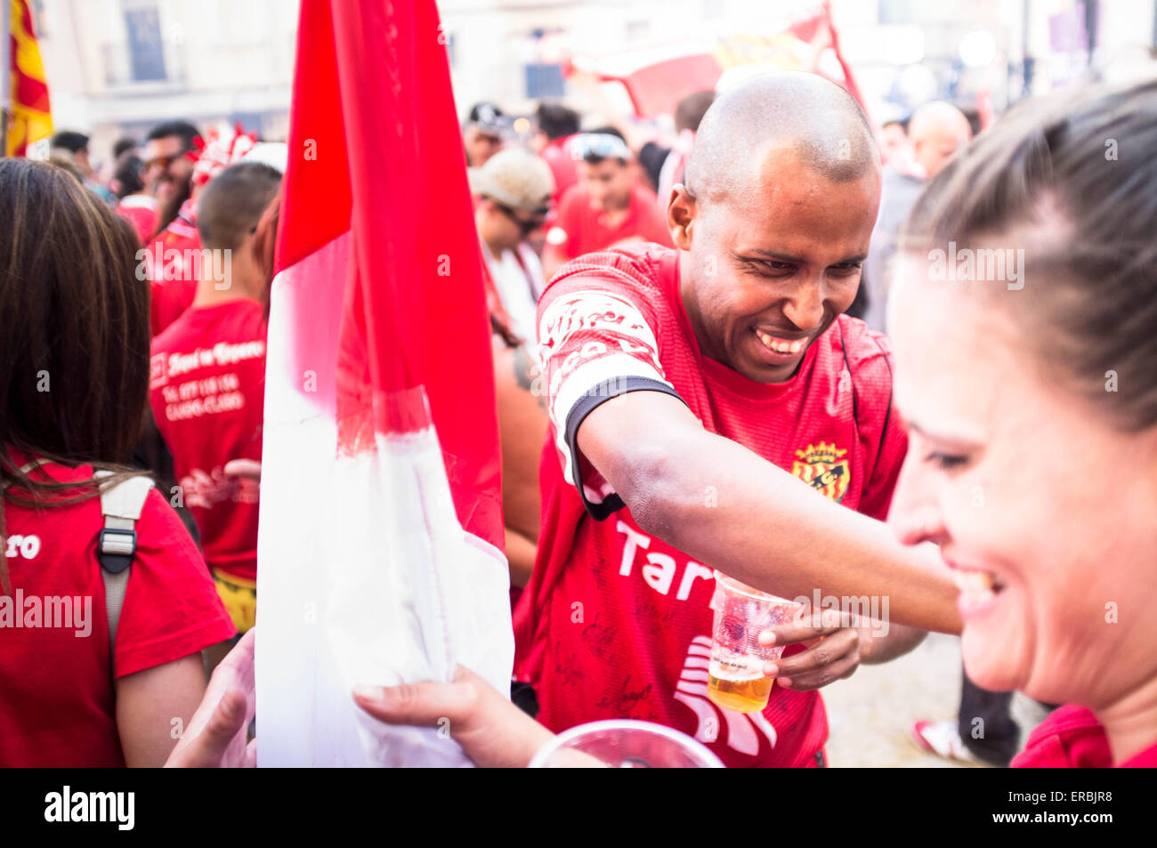 Tarragona, Spagna, 31 maggio 2015. Una grande festa di strada ha avuto luogo nella piazza principale di questa antica città romana che coinvolgono gli appassionati e i giocatori per celebrare FC Gimnàstic de Tarragona vincendo Segunda División B nel calcio spagnolo. Credito: Rob Watkins/Alamy Live News Foto Stock