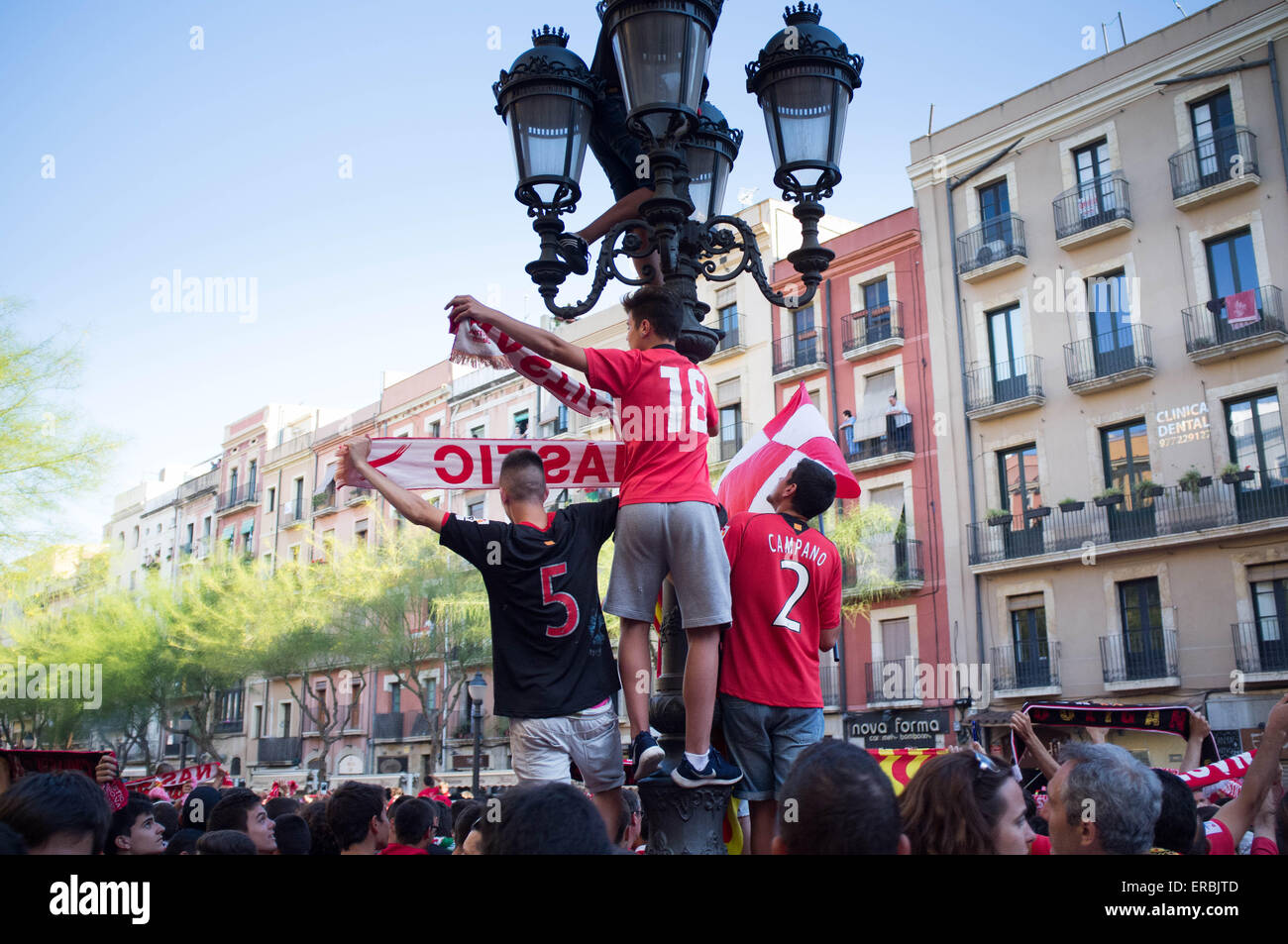 Tarragona, Spagna, 31 maggio 2015. Una grande festa di strada ha avuto luogo nella piazza principale di questa antica città romana che coinvolgono gli appassionati e i giocatori per celebrare FC Gimnàstic de Tarragona vincendo Segunda División B nel calcio spagnolo. Credito: Rob Watkins/Alamy Live News Foto Stock