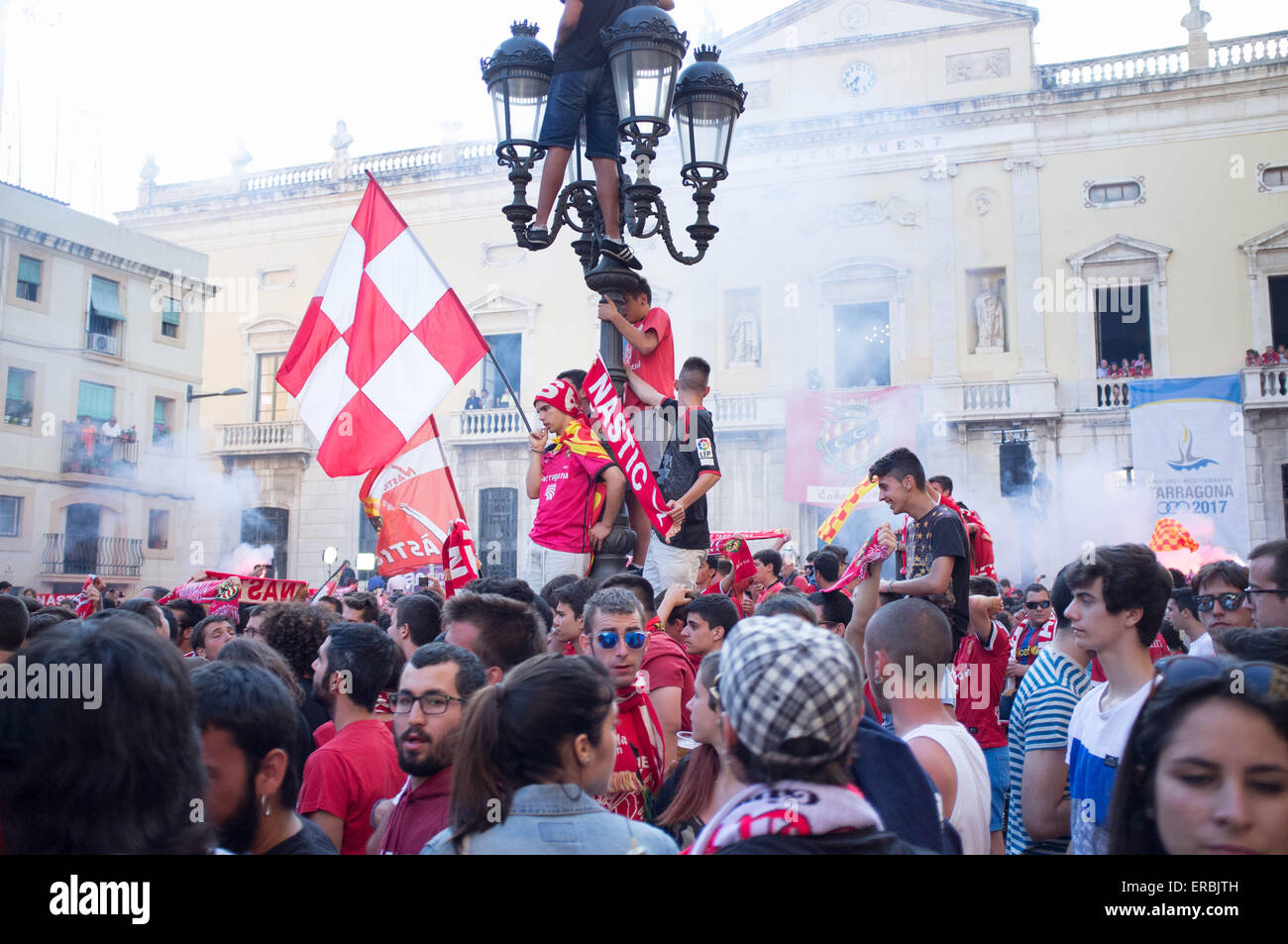 Tarragona, Spagna, 31 maggio 2015. Una grande festa di strada ha avuto luogo nella piazza principale di questa antica città romana che coinvolgono gli appassionati e i giocatori per celebrare FC Gimnàstic de Tarragona vincendo Segunda División B nel calcio spagnolo. Credito: Rob Watkins/Alamy Live News Foto Stock