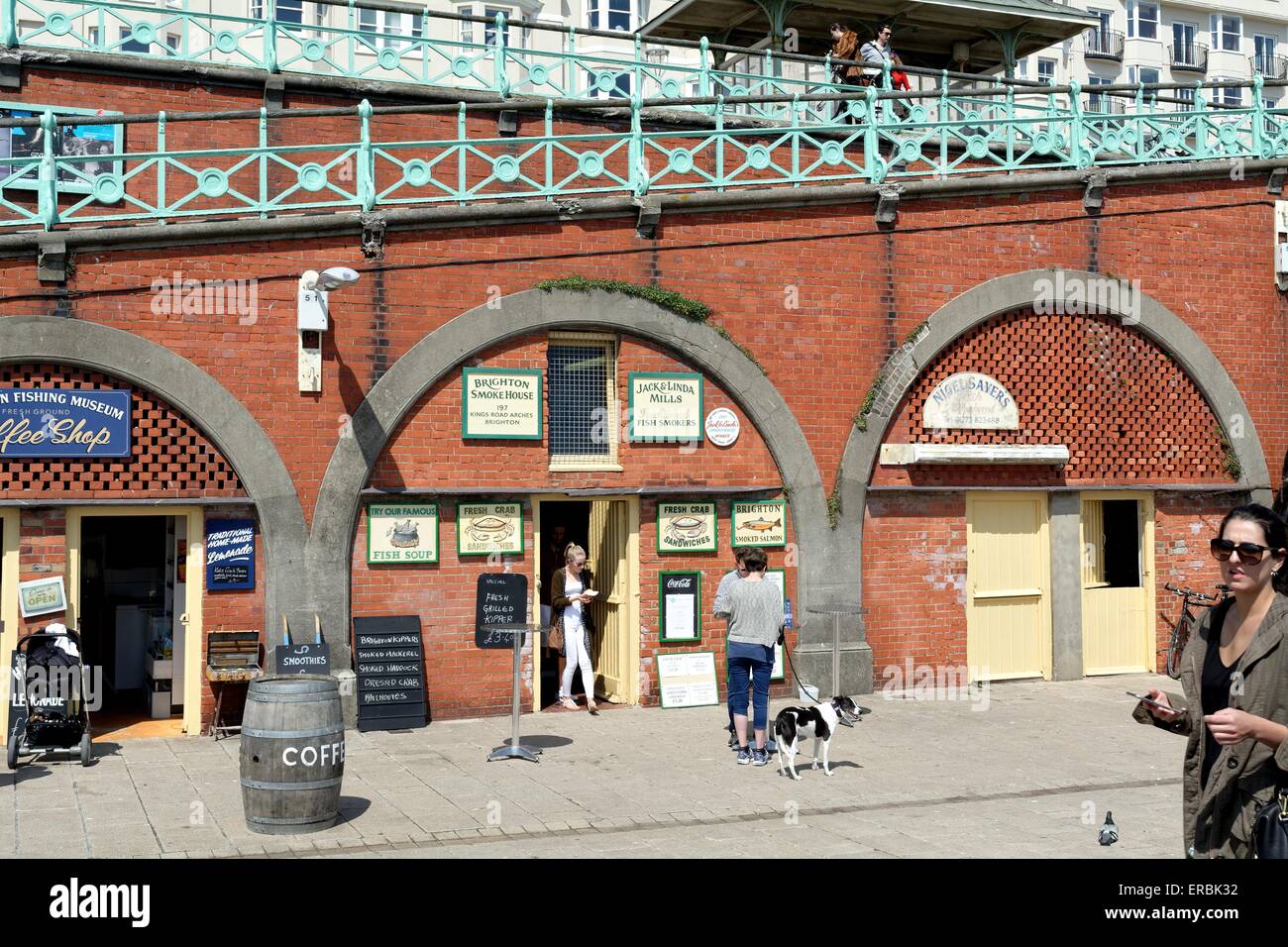 Il tradizionale pesce casa di fumo sul lungomare di Brighton Foto Stock