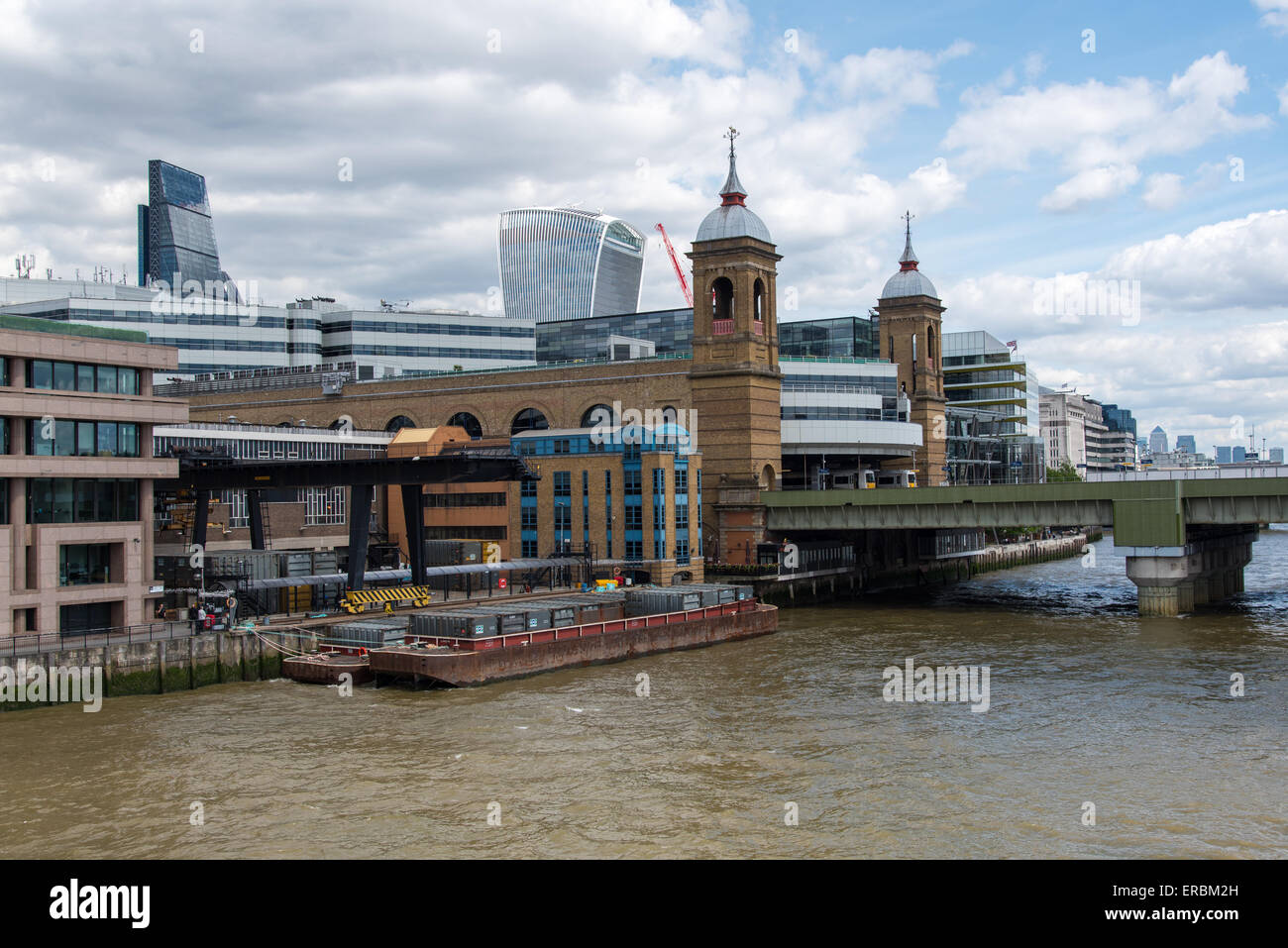 Sito per lo smaltimento dei rifiuti accanto a Cannon Street Station di Londra. Rifiuti è caricato su chiatte per il trasporto lungo il Tamigi. Foto Stock