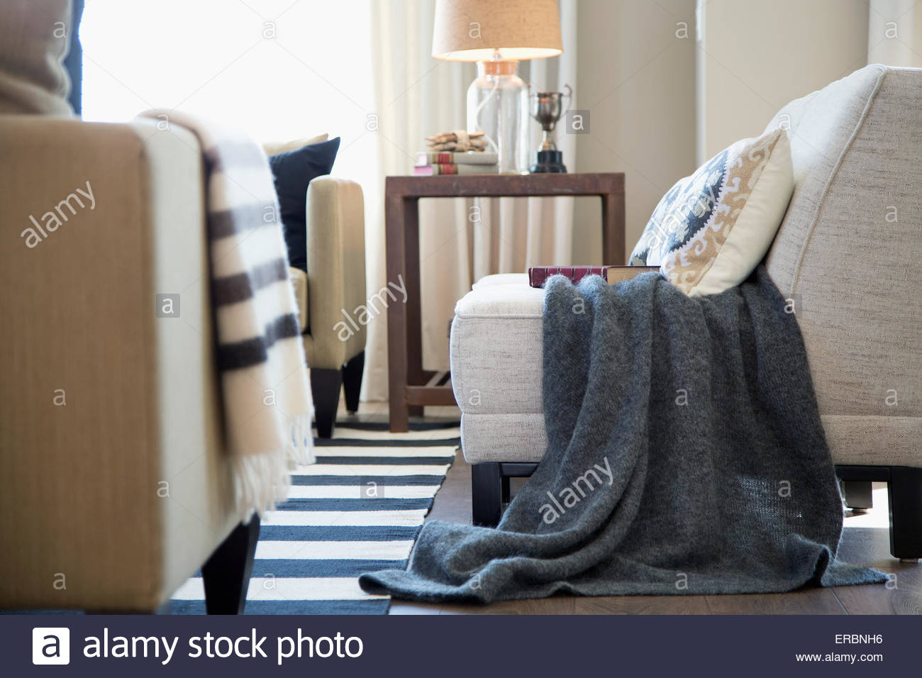 Coperta di grigio sulla sedia nella stanza vivente elegante Foto Stock
