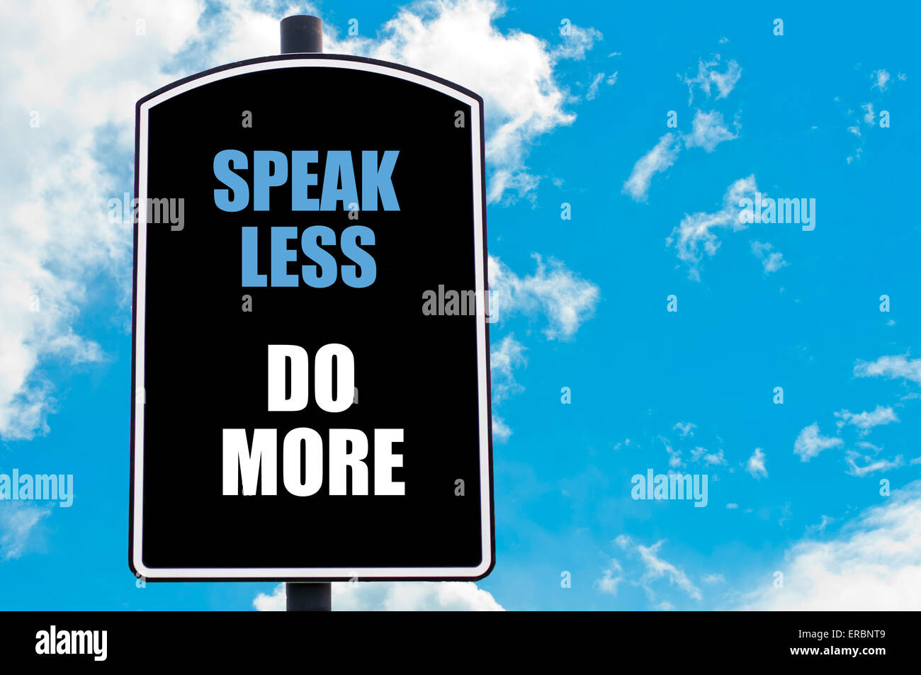 Parlare meno fare di più motivazionali di preventivo scritto sul cartello stradale isolato oltre il cielo azzurro sfondo con copia disponibile spazio. Foto Stock