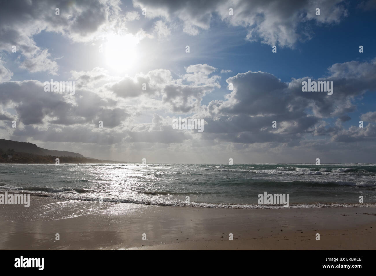 Caraibi seascape con rinuncia provenienti su di una spiaggia di sabbia, Jibacoa, Cuba Foto Stock
