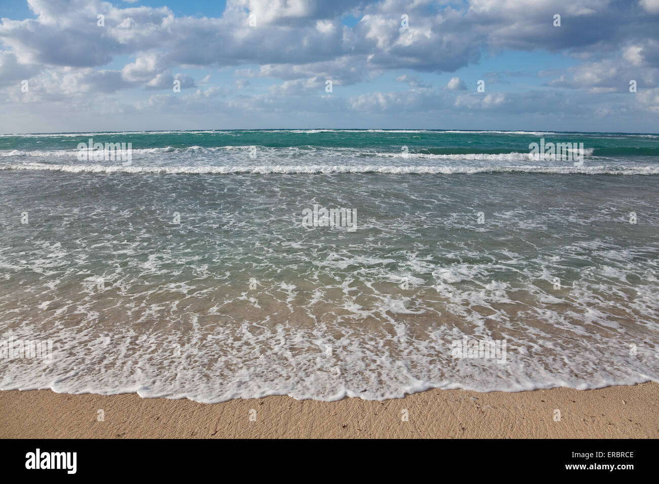 Caraibi seascape - Gentle Waves toccando la spiaggia, Jibacoa, Cuba Foto Stock