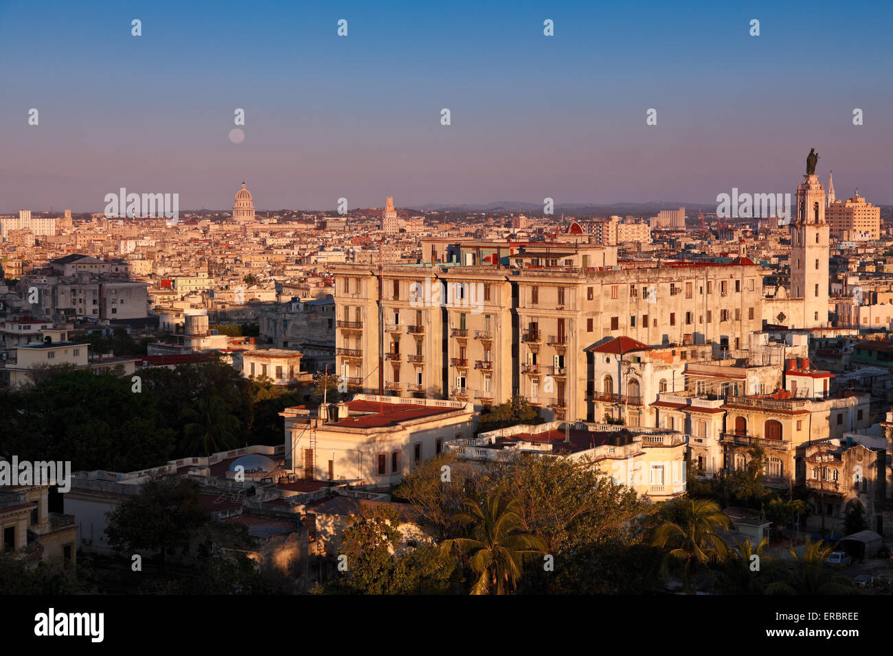 Full Moon Rising al tramonto sulla città dell'Avana, Cuba Foto Stock